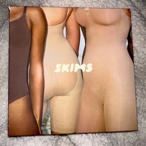 Skims Sculpting Thong Bodysuit in Onyx (black) NIB